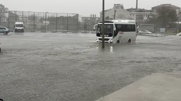 Arnavutköy’de Alibey Deresi taştı