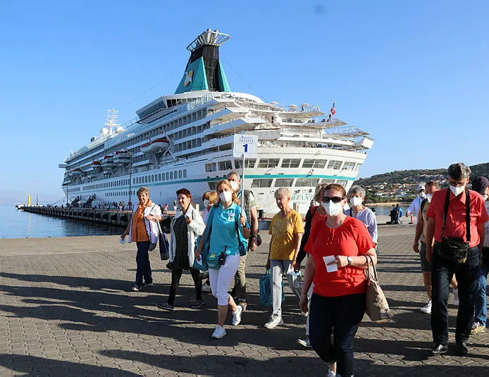 2,5 yıl aradan sonra bir ilk! Çeşme’ye demirledi