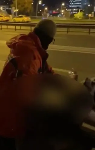 İstanbul'un orta yerinde mide bulandıran görüntü! Laf attığı kadınlara bakarak mastürbasyon yapan sapık kameraya yakalandı