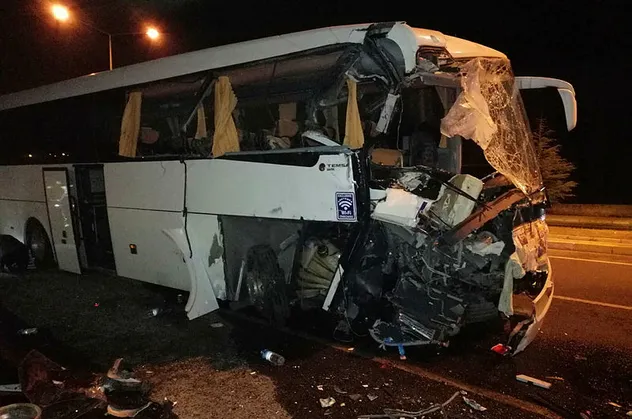 Uşak'ta yolcu otobüsü TIR'a çarptı: 16 yaralı!