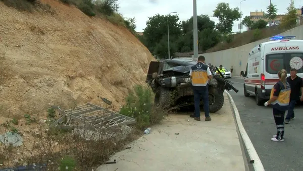 Arnavutköy'de feci kaza! Cip ana yoldan çıkıp tali yola düştü-3