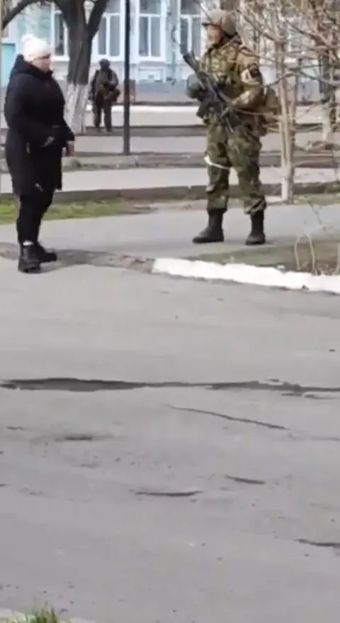 rusya-ukrayna-savasi-ukraynali-kadin-rus-askerine-boyle-ders-verdi-burasi-benim-topragim-siz-isgalciniz-1645875574072.jpg Rusya Ukrayna savaşı! Ukraynalı kadın Rus askerine böyle ders verdi “Burası benim toprağım siz işgalciniz”-4