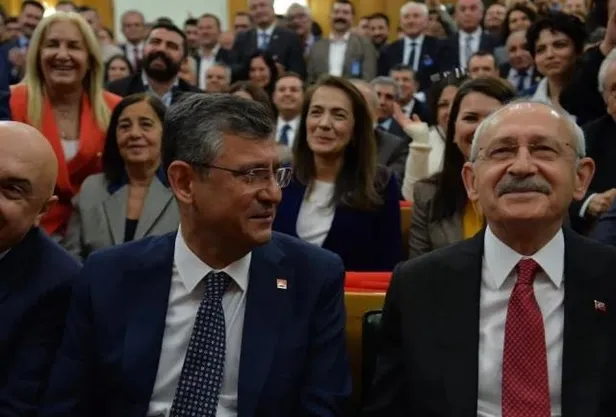 chpde-degisim-diyenlere-kongre-soku-kemal-kilicdarogluna-bayrak-acan-ekrem-imamoglu-ve-ozgur-ozel-geride-kaldi-1692687881765.jpeg