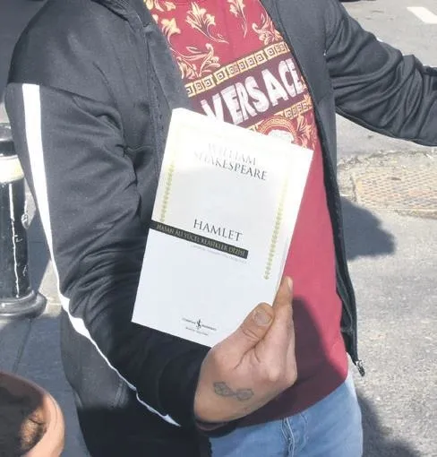 aleyna-tiyatrosu-1613067968361.jpeg Aleyna Tilki, peşini bırakmayan çiçek satıcısına William Shakespeare’in Hamlet kitabını verdi-2