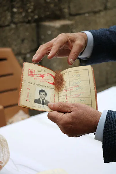 esinin-46-yil-once-hediye-ettigi-misir-puskulunu-hala-yaninda-tasiyor-1606306612740.jpg Eşinin 46 yıl önce hediye ettiği mısır püskülünü hala yanında taşıyor-3