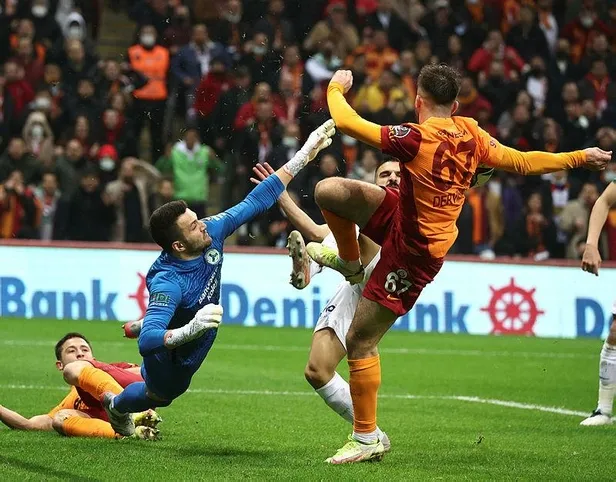 galatasarayda-husran-devam-ediyor-giresunspora-evinde-kaybedince-taraftar-stadi-istifa-sesleriyle-yikti-1641674714084.jpeg Galatasaray'da hüsran devam ediyor! Giresunspor'a evinde kaybedince taraftar stadı istifa sesleriyle yıktı-8