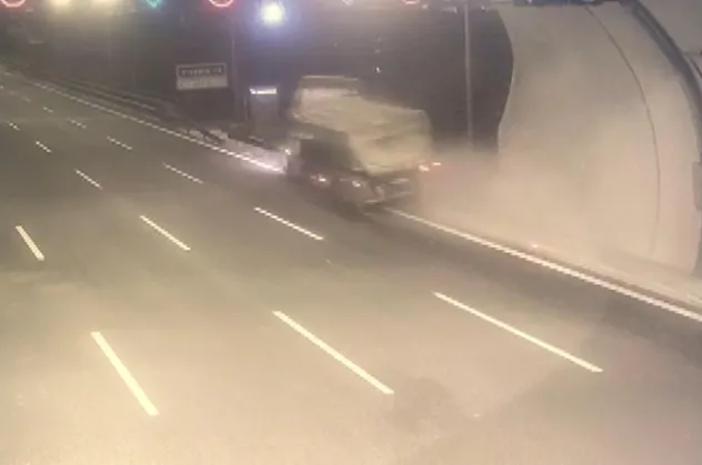 İstanbul'da TIR dereye uçtu