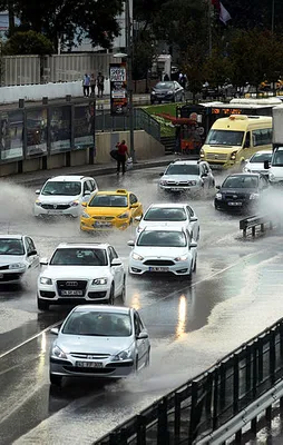 İstanbul'da sağanak etkili oluyor