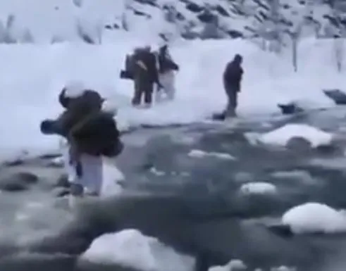 Hakkari'de operasyona çıkan komandolar buz tutan dereden geçti!-2