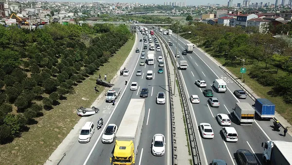 temde-trafigi-kilitleyen-kaza-makas-atti-1589198955797.jpg TEM'de trafiği kilitleyen kaza! Makas faciası-1