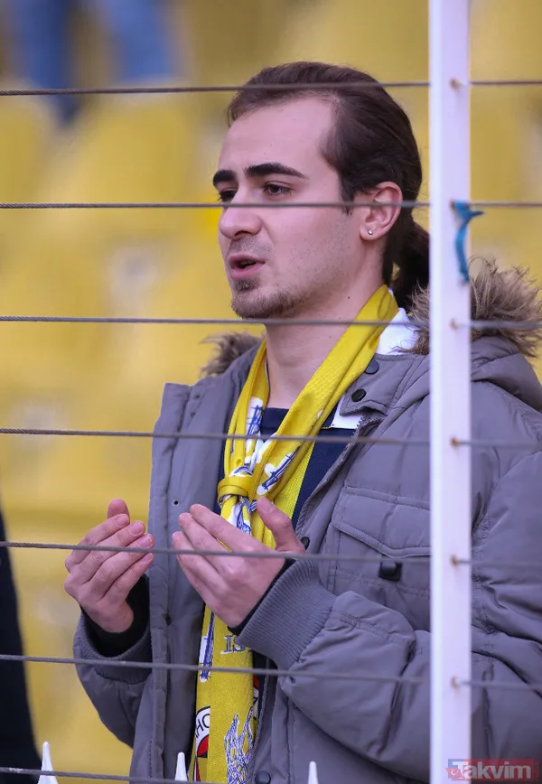 Stattaki Yerini Alan Bir Fenerbahçe Taraftarının Dualar Eşliğinde Derbinin İlk Düdüğünü Beklediği Objektiflere Böyle Yansıdı...
