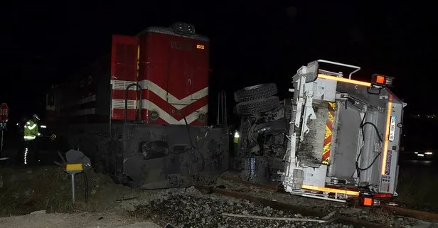 Kütahya’da tren, çöp kamyonuna çarptı: 3 yaralı