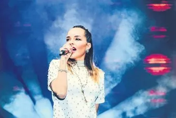 Bengü’den ışıl ışıl kutlama: Swarovski taşlarla işlenen özel bir kıyafetle sahneye çıktı