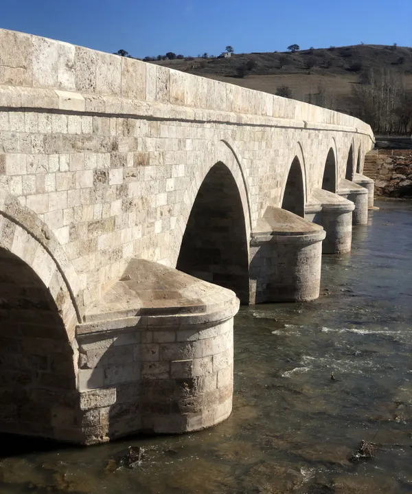 anadolu-selcuklu-devleti-zamanindan-kalma-bogaz-koprusu-iki-ayak-kisminda-da-yolcularin-dinlenmeleri-ve-siginmalari-icin-3-oda-var-1636705238232.jpg Anadolu Selçuklu Devleti zamanından kalma Boğaz Köprüsü! İki ayak kısmında da yolcuların dinlenmeleri ve sığınmaları için 3 oda var-4