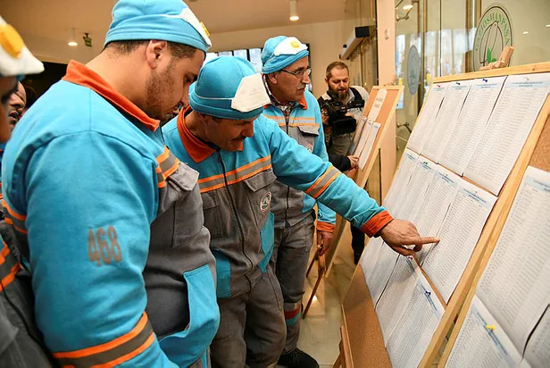 kit-taseron-iscilerinde-son-durum-100-bin-kisi-bekliyor-taseronlara-kadro-verilecek-mi-ne-zaman-kimleri-kapsay-1695029193975.jpg KİT taşeron işçilerinde son durum 2023 | 100 bin kişi bekliyor! Taşeronlara kadro verilecek mi, ne zaman? Kimleri kapsayacak?-2