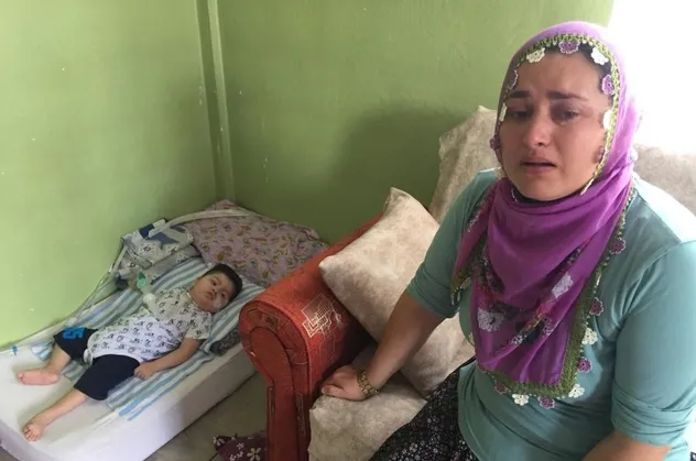 Müteahhit kaçınca yıkım kararı çıktı: Suyu kesilen engelli annesi gözyaşlarına boğuldu