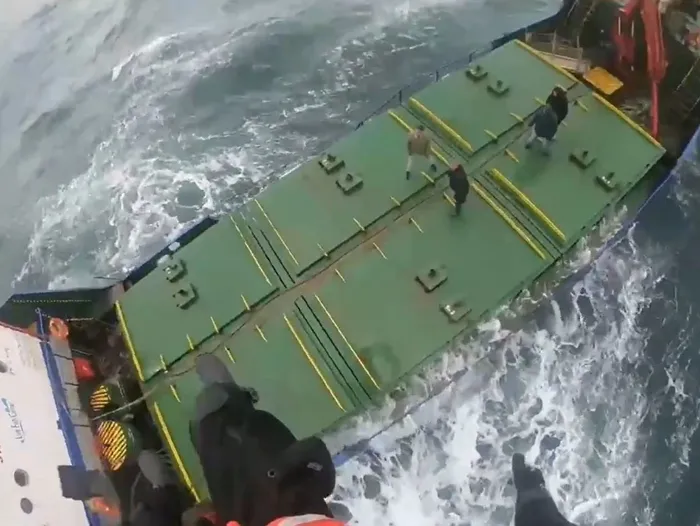 film-gibi-operasyon-motor-arizasi-nedeniyle-suruklenen-geminin-murettebati-helikopterle-kurtarildi-iste-o-goru-1705930280890.jpg Film gibi operasyon: Motor arızası nedeniyle sürüklenen geminin mürettebatı helikopterle kurtarıldı! İşte o görüntüler-4