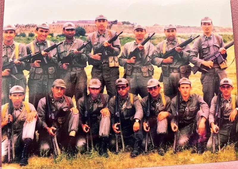 Başkan Recep Tayyip Erdoğan, havalimanı çıkışında otobüsünü durduran Cafer Karaduman ile sohbet etti. Karaduman'ın sohbet sırasında, 2003 yılında İzmir'de trafik kazasında vefat eden kayınpederi Kepsut Müftüsü Ali Şahin (sol 4) ile Erdoğan'ın asker arkadaşı olduğunu anlattığı, Erdoğan'a askerlik fotoğrafını gösterdiği öğrenildi. (AA)