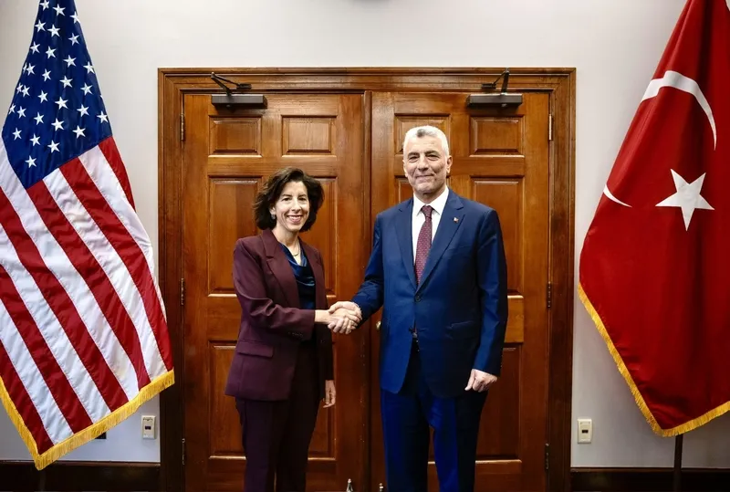 ticaret-bakani-omer-bolat-abdli-mevkidasi-gina-raimondo-ile-bir-araya-geldi-hedef-100-milyar-dolar-1715280212131.jpeg Ticaret Bakanı Ömer Bolat ABD'li mevkidaşı Gina Raimondo ile bir araya geldi: Hedef 100 milyar dolar-1