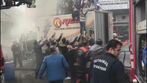 Arnavutköy'de yangın paniği! Kamyonetle kurtarıldılar-1
