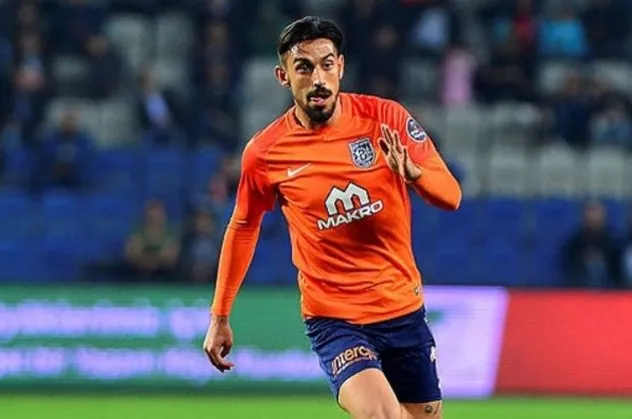 Medipol Başakşehirli futbolcu İrfan Can Kahveci'den Kızılay'a 300 gıda kolisi