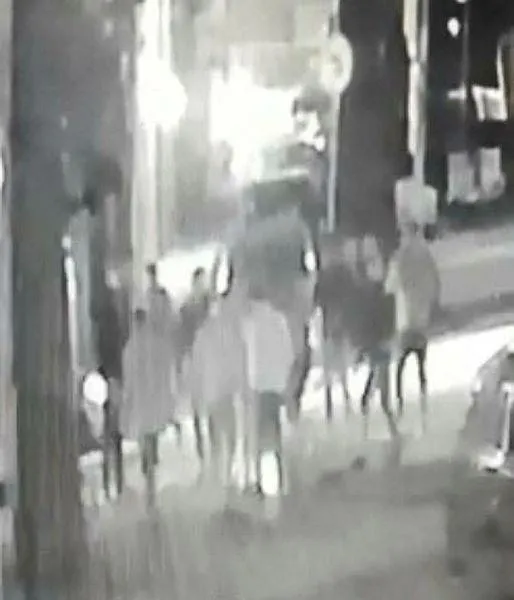 dugun-sonrasi-hesap-kavgasi-neden-sormadan-odedin-silahlar-cekildi-1635184045575.jpeg Düğün sonrası 'hesap' kavgası: Neden sormadan ödedin? Silahlar çekildi...-4