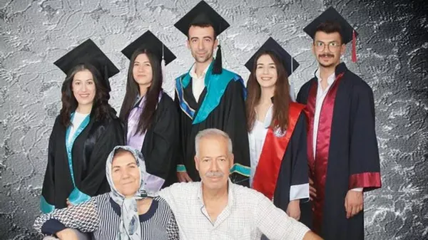 bir-babanin-en-mutlu-ani-tek-maasla-okuttugu-5-cocugu-da-universiteden-mezun-oldu-cubbeleriyle-aile-fotografi-1664259036283.jpg Bir babanın en mutlu anı! Tek maaşla okuttuğu 5 çocuğu da üniversiteden mezun oldu cübbeleriyle aile fotoğrafı çektirdiler-3