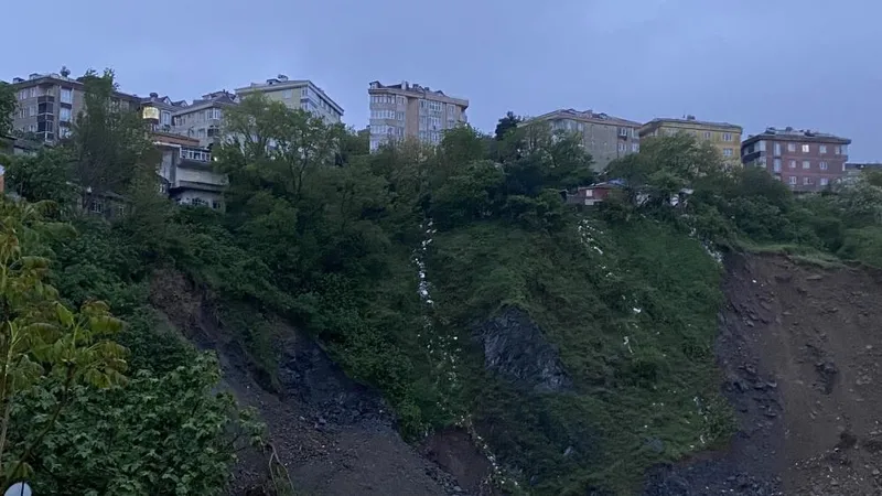 istanbul-gaziosmanpasada-toprak-kaymasi-24-bina-zarar-gordu-96-kisi-tahliye-edildi-1713592445269.jpeg İstanbul, Gaziosmanpaşa'da toprak kayması! 24 bina zarar gördü 96 kişi tahliye edildi! Günün ilk ışıkları ile görüntülendi! Vali'den açıklama-4