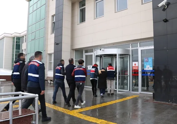 jandarmadan-4-ilde-eszamanli-pkkkck-operasyonu-cok-sayida-gozalti-var-1613573239203.jpg Jandarma’dan 4 ilde eşzamanlı PKK/KCK operasyonu! Çok sayıda gözaltı var-3