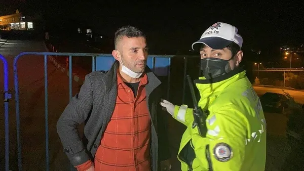 Karabük'te akıllara durgunluk veren olay! Polisten ceza yiyen alkollü adam önce türkü söyledi sonra göbek attı-2