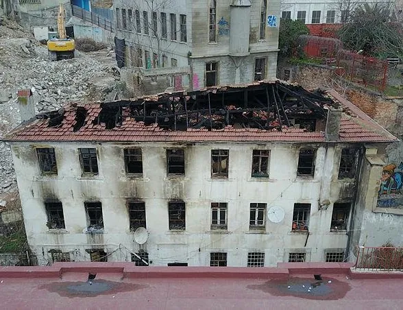 Yanan kilisede dikkat çeken Osmanlı detayı