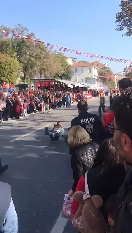 cumhuriyet-bayrami-kutlamalari-sirasinda-kaza-2-polis-yaralandi-1730212942206.jpeg
