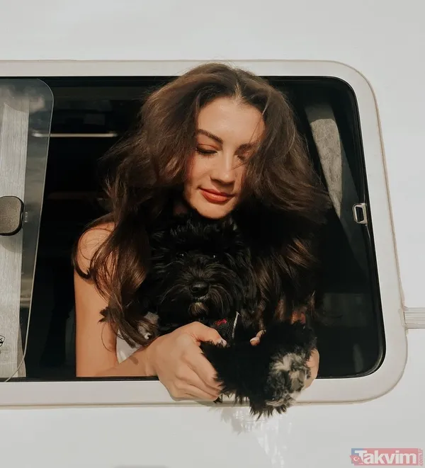 33’lük Burcu Özberk’in süper minisi ile verdiği poz olay oldu! Sosyal medyada hızla yayıldı! Gören dönüp bir daha baktı - 3