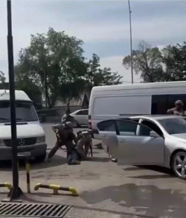 kirgizistanda-darbe-girisimi-asker-ve-burokratlara-operasyon-baslatildi-1685959868735.jpeg Kırgızistan'da darbe girişimi! Asker ve bürokratlara operasyon başlatıldı-3