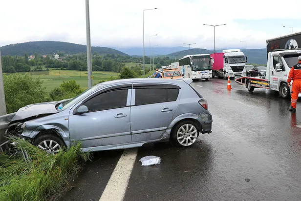 son-dakika-anadolu-otoyolunda-zincirleme-trafik-kazasinda-6-kisi-yaralandi-1592569199224.jpg Son dakika: Anadolu Otoyolu'nda zincirleme trafik kazasında 6 kişi yaralandı-3