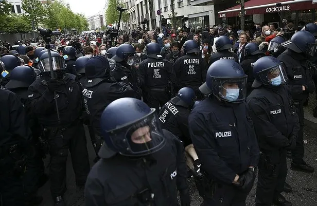 alman-polisinden-koronavirus-tedbirlerini-protesto-eden-eylemcilere-sert-mudahale-1621710472366.jpeg Alman polisinden koronavirüs tedbirlerini protesto eden eylemcilere sert müdahale!-2