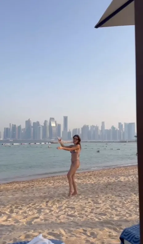 yusra-geyikten-kumsalda-bikinili-kalca-dansi-yorumlar-yine-husnu-cobanla-doldu-evlatliktan-reddeder-1750426228008.jpg Kaynak: Sosyal medya