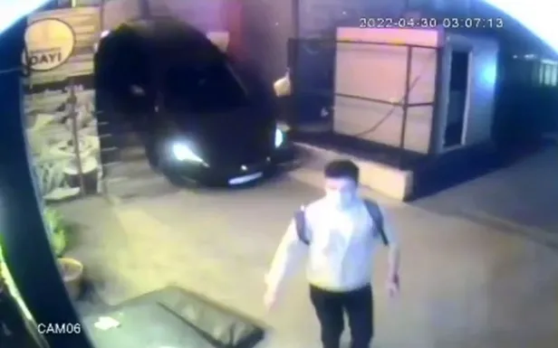 Küçükçekmece’de akılalmaz görüntü kamerada: Otomobille merdivenden indi!-2