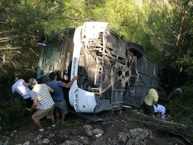 Son dakika: Antalya'da tur otobüsü şarampole yuvarlandı-1