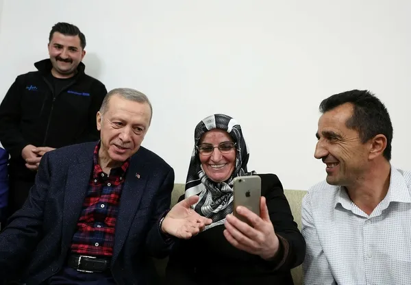 1669130789551.jpeg Yeni eve ilk misafir Başkan Erdoğan oldu! 'Çayınız var mı?' dedi Yusufeli'nde o eve geçti-3