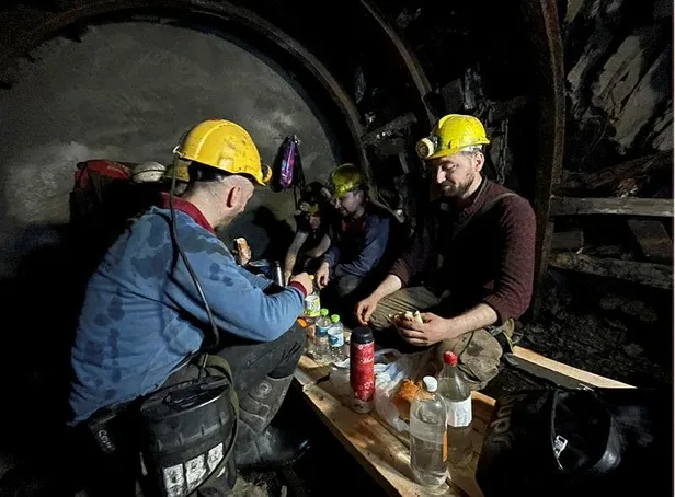 Zonguldak'ta maden işçileri ilk sahurlarını yerin metrelerce altında yaptı-4