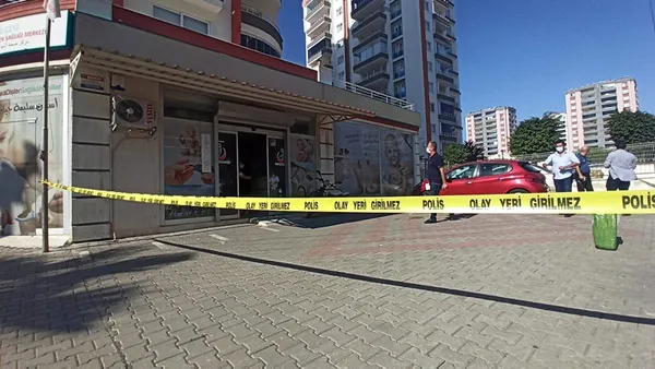 doktor-meslektasini-oldurdu-adli-tiptan-ilk-rapor-cikti-gogus-ve-sirtindan-vurdu-1634822005759.jpg Doktor meslektaşını öldürdü! Adli tıptan ilk rapor çıktı: Göğüs ve sırtından vurdu-4