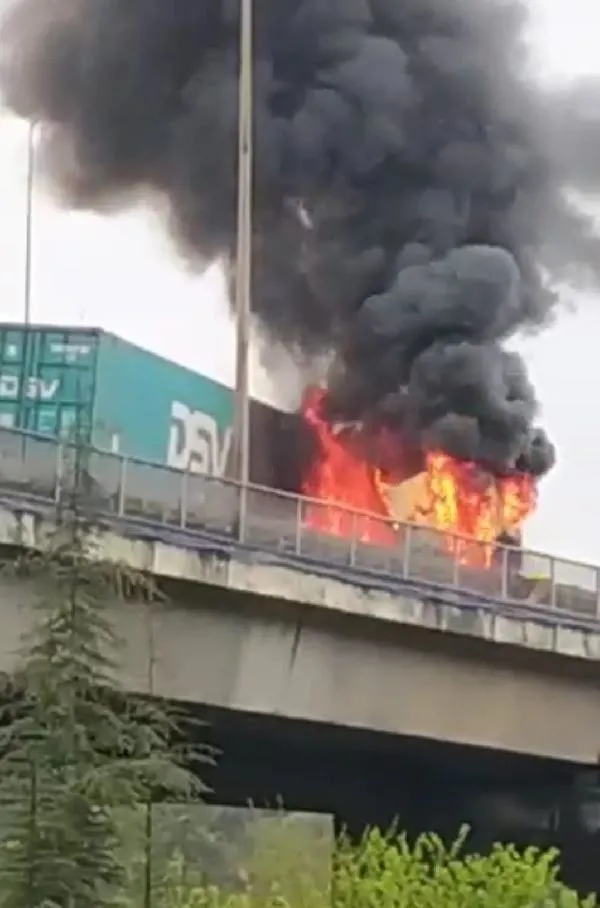 Kocaeli'de otoyolu ulaşıma kapatan TIR yangını-5