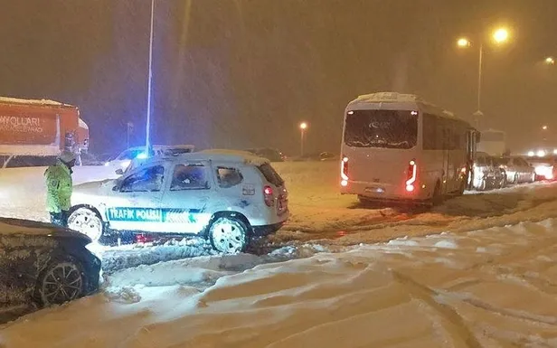 uyarilar-pes-pese-geldi-istanbul-ankara-yolu-trafige-kapatildi-tem-d-100-gerede-ve-duzce-iste-kapatilan-yollar-1642964191612.jpeg