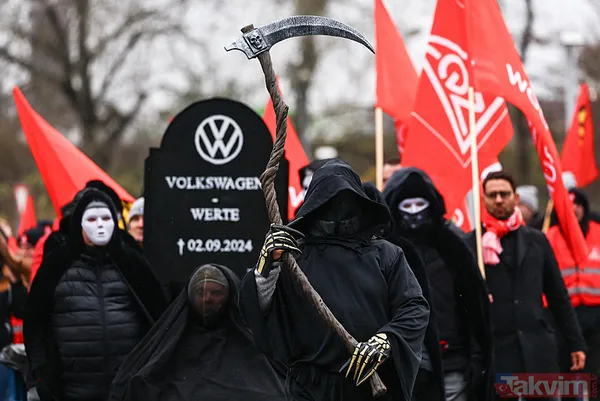Alman otomotiv devi Volkswagen iflasın eşiğinde! Çalışanlar isyanda: Tabutunu kaldırdılar - 20