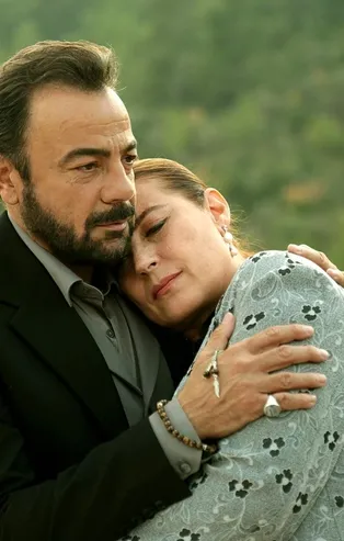 Bir Zamanlar Çukurova 46. son bölüm full tek parça izle: Şermin ve Hatip'i polis bastı!