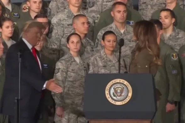 Trump'tan ilginç hareket: Eşinin önce elini sıktı..-1