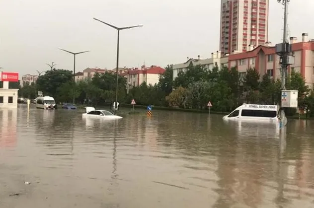 Ankara'da sağanak yağış... Sokaklar göle döndü