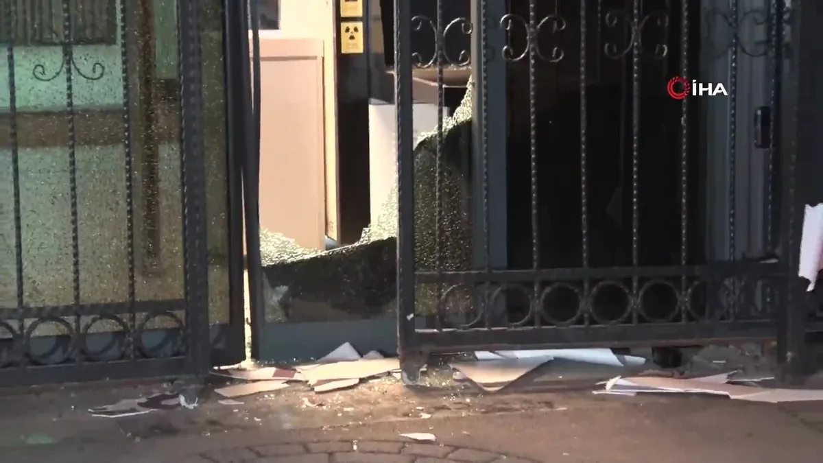 DEM Parti binasına taşlı saldırı