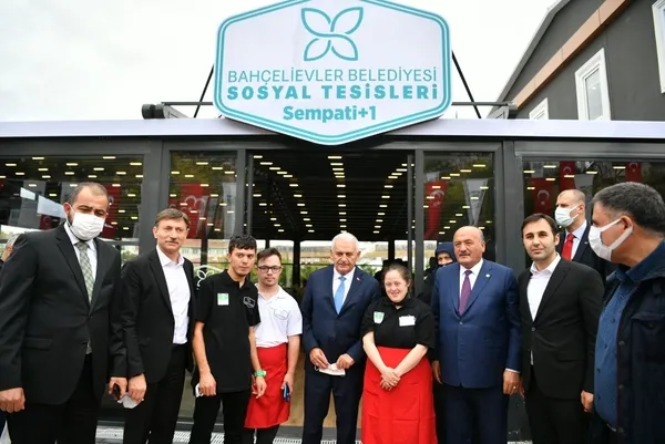 binali-yildirim-kendisine-ne-is-yapiyorsun-diye-soran-anaokulu-ogrencisine-is-ariyorum-dedi-1633693430493.jpg Binali Yıldırım, kendisine "Ne iş yapıyorsun?" diye soran anaokulu öğrencisine "İş arıyorum" dedi-3